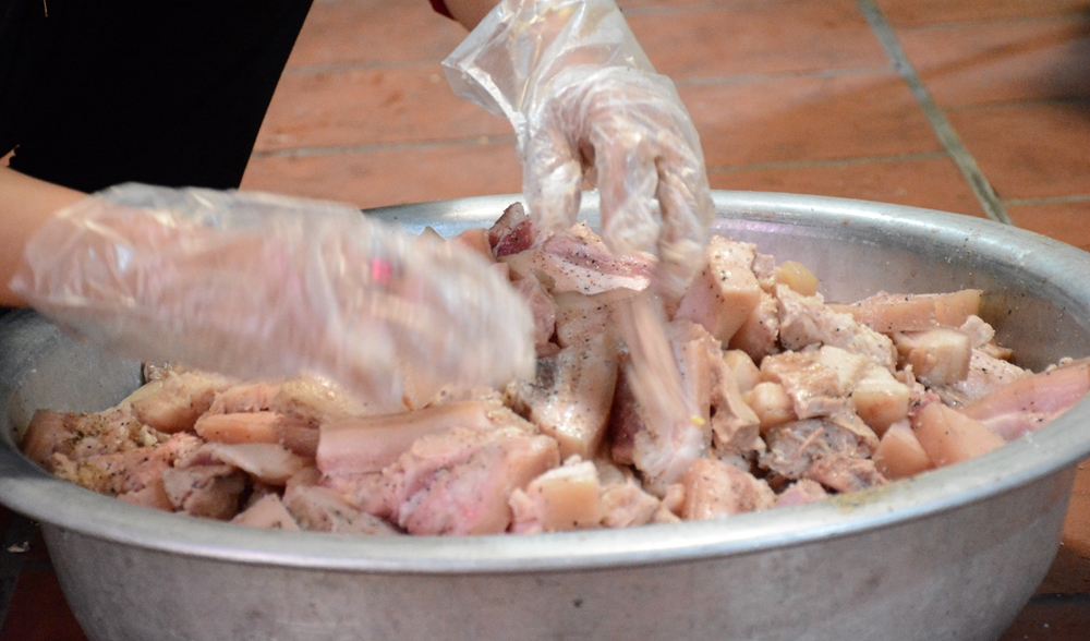 Thịt chọn làm nhân gói bánh phải là thịt lợn vai, ướp tẩm gia vị trước khi gói bánh.